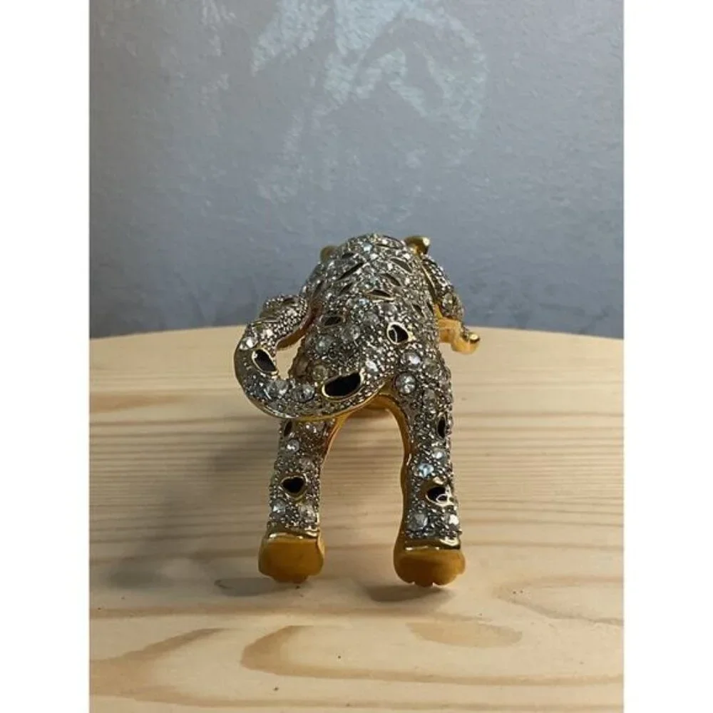 Elegant Gold & Rhinestone Encrusted Shoulder Leopard Brooch - Picture 3 of 7